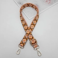 Detail eines 2,5 cm breiten Webgurts mit goldenen Karabinerhaken und Schnalle - Goldener Haken / Coffee White Orange Light Pink