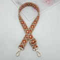 Detail eines 2,5 cm geometrisch bestickten Schultergurts mit goldenen Karabinerhaken - Goldener Haken / Light Blue Orange Brown