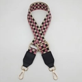 Detailaufnahme des rosa-schwarzen Ersatzgurtes mit goldenen Karabinerhaken - Goldener Haken / Cremeweiß + Schwarzes Leder