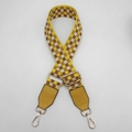 Detailansicht der gelb karierten gewebten Taschenriemen mit goldenen Metallkarabinern - Goldener Haken / Gelb + Gelbes Leder