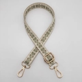 Dettaglio della tracolla in nylon intrecciato con motivi geometrici e moschettoni in metallo dorato - Gancio Argentato / Beige Verde Militare
