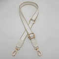 Détail de la bandoulière blanche avec motif grec et mousquetons dorés de haute qualité - Quincaillerie Dorée / Blanc + Cuir Blanc