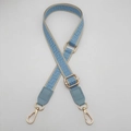 Bandoulière tissée bleu ciel et beige avec motif grec et fermoirs mousquetons dorés - Quincaillerie Dorée / Bleu Clair + Cuir Bleu Clair