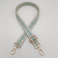 Dettaglio tracolla regolabile con ricamo etnico e ganci in metallo dorato lucido - Gancio Argentato / Azzurro Con Base Beige