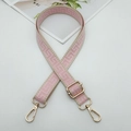 Détail de la bandoulière tissée rose et beige avec des mousquetons dorés de haute qualité - Crochet Doré / Bord Khaki Rose Clair