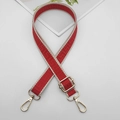 Détail d'une bandoulière tissée rouge et beige avec mousquetons pivotants en métal doré - Crochet Doré / Bord Beige Rouge