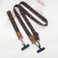 Detail der Handy-Lanyards mit Leopardenmuster, Metallhaken und Verbindungsplättchen - Dunkelbraun Braun Leder Gun Hook Set