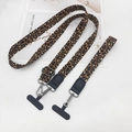 Detailansicht des Handy-Umhängeband-Sets im Leoparden-Design mit stabilen Metallhaken - Hellbraun Schwarz Leder Gun Hook Set