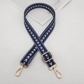 Dettaglio tracolla in nylon blu navy con motivo a freccia e moschettoni dorati - Gancio Dorato / Blu