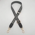 Dettaglio di tracolla da 2,5 cm regolabile con motivo a freccia nera e ganci dorati - Gancio Dorato / grigio scuro