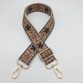 Dettaglio della tracolla bohémien intrecciata con motivi geometrici blu e fibbie dorate - Beige Blu Marrone