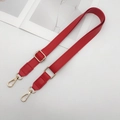 Dettaglio della tracolla in pelle PU rossa con trama fine e chiusure in metallo dorato - Rosso / Argento