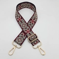 Dettaglio tracolla regolabile stile etnico con trama jacquard e fibbie metalliche dorate - Vino Rosso su Nero