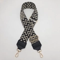 Detail eines verstellbaren 5 cm breiten Schultergurts mit schwarz-weißem Muster - Schwarzbeige + Schwarzes Leder / Goldene Hardware