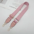 Détail d'une bandoulière tissée rose avec crochets dorés et finitions en similicuir - Rose Clair + Cuir Rose