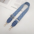 Détail d'une bandoulière tissée bleue avec embouts en cuir et boucle en métal doré - Bleu lac avec cuir bleu lac