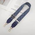 Détail de la bandoulière tissée bleue avec boucles dorées et attaches en cuir bleu - Bleu Vintage + Cuir Bleu
