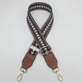 Dettaglio della tracolla in tela stile boho con motivi geometrici e finiture in pelle - Cinturino Caffè con Pelle Cognac e Gancio Dorato