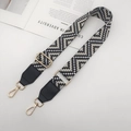 Détail de la bandoulière réglable à motifs géométriques noirs et blancs avec crochets dorés - Gris Foncé + Cuir Noir