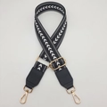 Dettaglio tracolla geometrica in tela bianco e nero con fibbia dorata e inserti in pelle - Cinturino Nero con Pelle Nera e Gancio Dorato