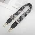 Détail de la sangle tissée géométrique noire et blanche avec crochets en métal doré - Gris Foncé + Cuir Gris Foncé