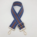 Détail d'une bandoulière tissée de 5cm, motifs ethniques bleus et crochets en métal doré - Quincaillerie Dorée / Bleu et Orange