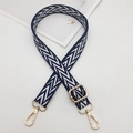 Gros plan sur la bandoulière tressée en V bleu marine et blanc avec crochets dorés - Crochet Doré / Bleu foncé et blanc