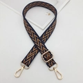 Détail de la bandoulière réglable zigzag bleu marine et marron avec crochets dorés - Crochet Doré / Marine et Brun
