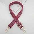 Dettaglio della tracolla intrecciata rossa e blu con moschettoni e cursore in metallo dorato - Rosso Vino e Blu Chiaro