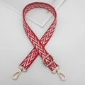 Détail de la sangle tissée à vagues rouge et blanc avec fermoirs en métal doré - Crochet Doré / Rouge