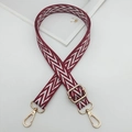 Dettaglio tracolla intrecciata bordeaux regolabile con motivi e ganci in metallo oro - Rosso Vino e Bianco
