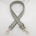 Dettaglio della tracolla intrecciata a spina di pesce verde e bianca con ganci in metallo oro - Verde Matcha