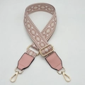 Detailansicht des rosa Jacquard-Taschenriemens mit geometrischen Mustern und Goldmetall - Goldener Haken / Kirschblütenrosa mit rosa Leder