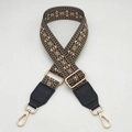 Nahaufnahme eines ethnisch gewebten Gurtes mit geometrischen Mustern und Goldclips - Goldener Haken / Schwarzbraun + Schwarzes Leder