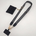 Detalle de correa ajustable con monedero de cuero y herrajes de metal dorado - Negro + Gancho Dorado