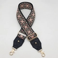 Dettaglio della tracolla intrecciata bohémien con moschettoni in metallo dorato - Gancio oro chiaro / Base Nera Rosa + Pelle Nera