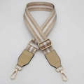 Détail d'une bandoulière beige réglable avec rayures blanches et dorées pailletées et crochets - Crochet Doré / Khaki Fil d'Or + Cuir Khaki