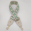 Détail de la bandoulière tissée géométrique verte et beige avec des crochets dorés et cuir - Crochet or clair / Base Beige Bord Blanc Vert Herbe + Cuir Beige