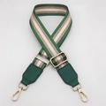 Détail de la bandoulière large réglable avec rayures vert et or et crochets en métal doré - Crochet Doré / Vert Herbe Fil d'Or + Cuir Vert