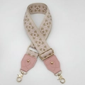 Détail de la bandoulière jacquard rose avec mousquetons dorés et embouts en cuir synthétique - Crochet or clair / Base Beige Bord Rose Kaki + Cuir Rose