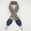 Détail de la bandoulière tissée géométrique bleu et or avec des fermoirs dorés - Crochet or clair / Base Beige Bleu + Cuir Bleu