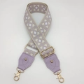 Détail de la sangle jacquard géométrique violette et beige avec quincaillerie dorée et cuir - Crochet or clair / Base Beige Bord Violet Blanc + Cuir Violet Clair