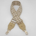 Détail de la bandoulière ethnique en jacquard avec motifs cœurs et fermoirs dorés - Crochet or clair / Beige Khaki + Cuir Khaki