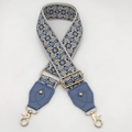Détail de la sangle de sac en toile style ethnique avec boucles dorées et cuir bleu - Crochet or clair / Beige Bleu Lac + Cuir Bleu Lac