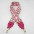 Détail d'une bandoulière jacquard colorée avec attaches en cuir magenta et boucle dorée - Crochet or clair / Base Beige Rose Blanc + Cuir Rose