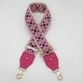 Détail de la bandoulière tissée géométrique avec cuir rose et mousquetons dorés - Crochet or clair / Base Beige Rose Noir + Cuir Rose