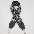 Détail de la bandoulière tissée épaisse à motif ethnique avec mousquetons en métal doré - Crochet or clair / Base Noire Blanc Vert + Cuir Vert