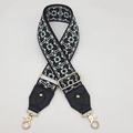 Détail de la bandoulière colorée à motif géométrique avec fermoirs mousquetons dorés - Crochet or clair / Base Noire Blanc Vert + Cuir Noir