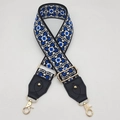 Dettaglio della tracolla jacquard geometrica con moschettoni e rivetti dorati - Gancio oro chiaro / Base Nera Blu Bianco + Pelle Nera
