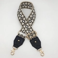 Dettaglio della tracolla regolabile con motivi geometrici e fibbie in metallo dorato lucido - Gancio oro chiaro / Base Beige Nero Bianco + Pelle Nera